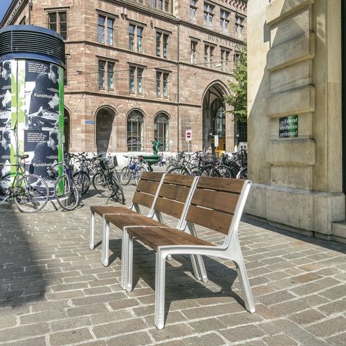 Fauteuil urbain contemporain - MIELA - mmcité street furniture - en bois / en fonte d'aluminium / 4 pieds