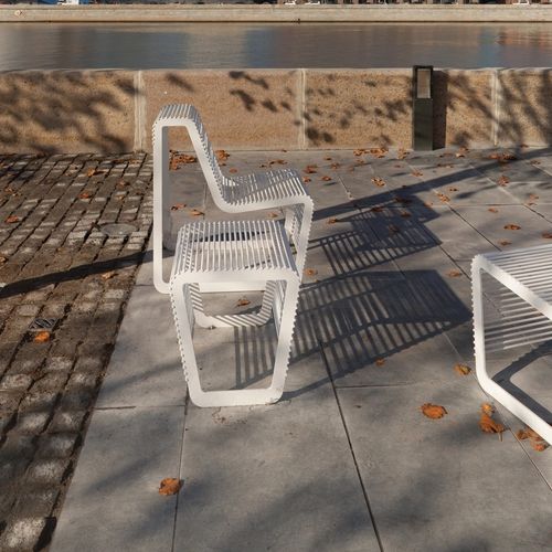 Tabouret contemporain - LIMPIDO - mmcité street furniture - en acier galvanisé / avec piètement en acier galvanisé / luge