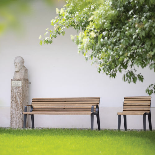 Banc public contemporain - EMAU - mmcité street furniture - en bois exotique / en acier galvanisé / en fonte d'aluminium