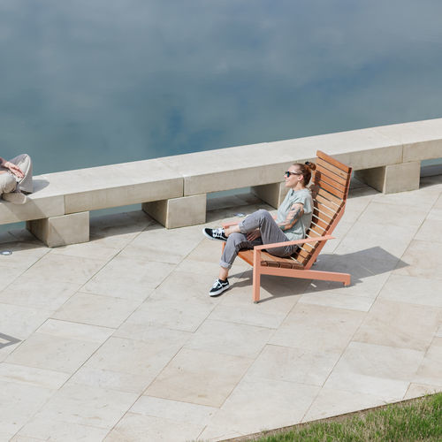 Fauteuil urbain contemporain - RIVAGE - mmcité street furniture - en bois exotique / en acier galvanisé / avec dossier haut