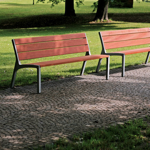 Banc public contemporain - Miela - mmcité street furniture - en bois de feuillus / en bois exotique / en acacia