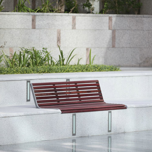 Banc public contemporain - PORT - mmcité street furniture - en bois de feuillus / en acacia / en fonte d'aluminium