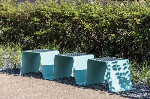 Tabouret contemporain - SINUS - mmcité street furniture - en acier galvanisé / en tôle perforée / avec piètement en acier galvanisé