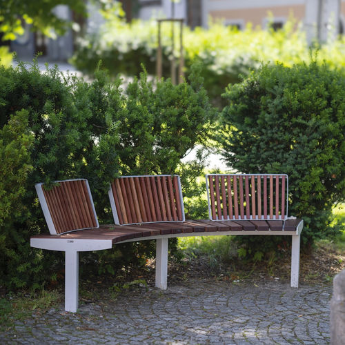 Banc public contemporain - VERA SOLO - mmcité street furniture - en bois de feuillus / en pin / en acier galvanisé