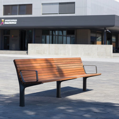 Banc public contemporain - VLTAU - mmcité street furniture - en bois de feuillus / en acacia / en fonte d'aluminium