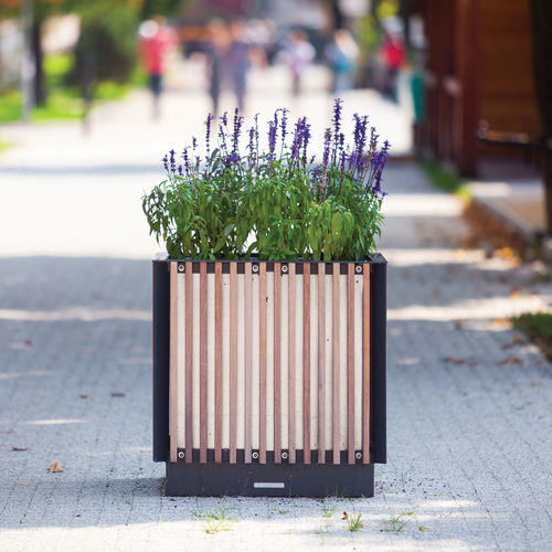 Jardinière en pin - KVĚTA - mmcité street furniture - en bois de feuillus / en acier / carrée