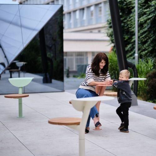 Banc public contemporain - MORESE DOT - mmcité street furniture - en acier / bois / pour aire de jeux