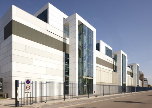 Panneau sandwich pour bardage - EURAMAX COATED PRODUCTS - face en aluminium / âme alvéolaire