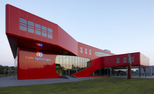 Bardage en panneaux - GILDE SCHOOL - EURAMAX COATED PRODUCTS - en métal / brillant / aspect métal