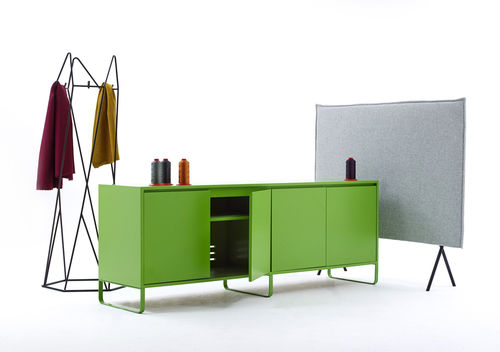 Buffet contemporain - Naughtone - en bois laqué / en acier / en MDF laqué