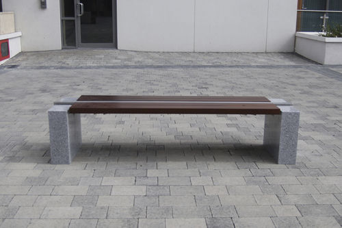 Banc public contemporain - S83 - Omos Ltd. - en inox / en granite / en iroko
