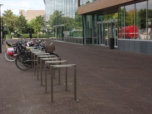 Range-vélo au sol - LEINE - ANAE street furniture - pour espace public / en acier à revêtement par poudre / en acier inoxydable