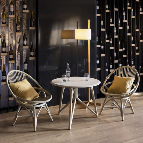 Table à manger contemporaine - Kiri - expormim - en rotin / avec piètement en bois massif / ronde