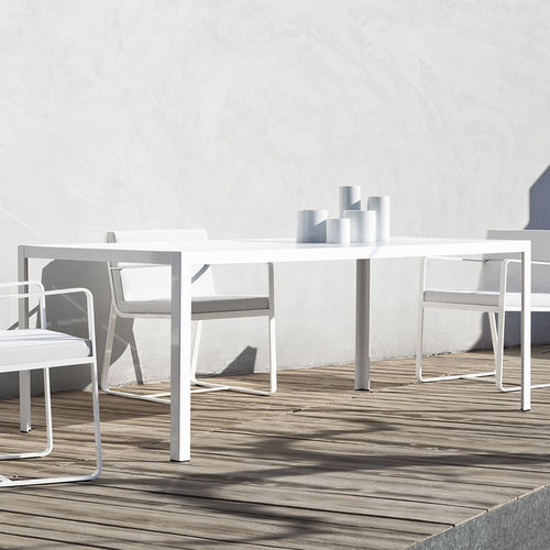 Table contemporaine - DATS - bivaq - en verre / en porcelaine / avec piètement en aluminium laqué