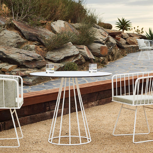 Table contemporaine - ILLA - bivaq - en bois / avec piètement en métal / ronde
