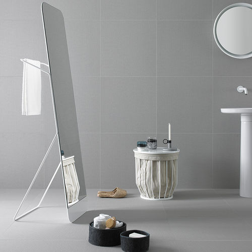 Miroir de salle de bain sur pied - BOWL - Inbani - contemporain / rectangulaire / en métal