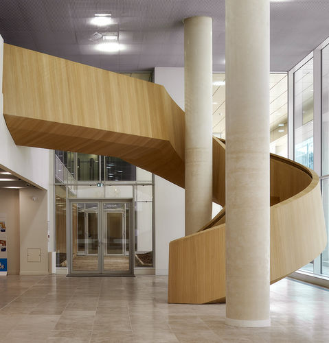 Escalier haut de gamme - NOVARTIS PHARMA, RUEIL-MALMAISON - EeStairs - hélicoïdal / à marches en bois / structure en acier