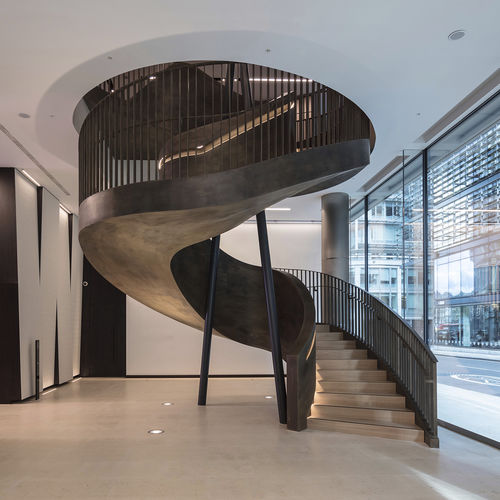 Escalier haut de gamme - BIRD & BIRD, LONDON - EeStairs - hélicoïdal / à marches en bois / structure en acier laqué