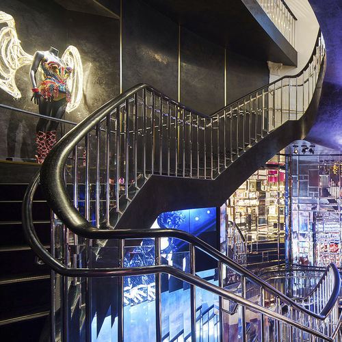 Escalier haut de gamme - VICTORIA'S SECRET, 5TH AVE, NEW YORK - EeStairs - hélicoïdal / à marches en métal / structure en métal