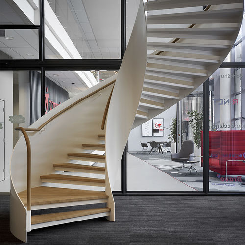 Escalier haut de gamme - STATIONSGEBOUW, HILVERSUM - EeStairs - hélicoïdal / à marches en bois / structure en acier laqué