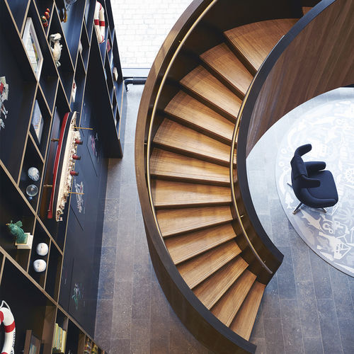Escalier haut de gamme - CITIZENM, ROTTERDAM - EeStairs - hélicoïdal / à marches en bois / structure en bois
