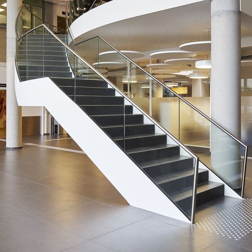 Escalier haut de gamme - UZ GENT ATRIA POLIKLINIEK - EeStairs - circulaire / à marches en béton / structure en acier laqué