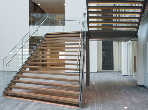 Escalier haut de gamme - THE EDGE, AMSTERDAM - EeStairs - droit / demi-tournant / à marches en chêne
