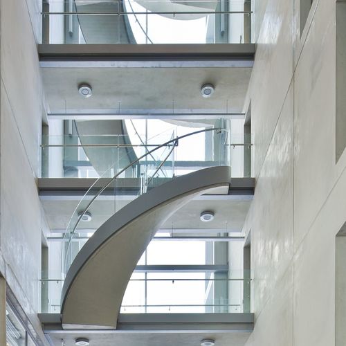 Garde-corps en verre - PORT CITY, ROTTERDAM  - EeStairs - à panneaux / d'intérieur / pour escalier