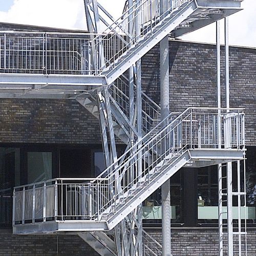 Escalier haut de gamme - HVC, BARNEVELD - EeStairs - demi-tournant / à marches en métal / structure en acier