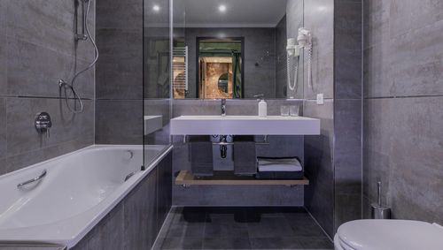 Salle de bain contemporaine - MODULAR BATHROOM DESIGN - eurocomponents spa - en béton armé / pour hôtel / pour centre commercial