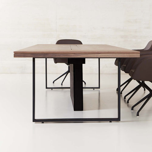 Table de conférence contemporaine - BAT - AKABA - en bois / avec piètement en acier / rectangulaire