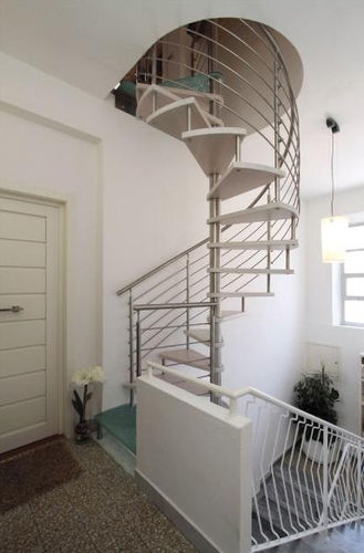 Escalier en colimaçon - NINFEA - New Living srl - à marches en bois / structure en acier inoxydable / contemporain