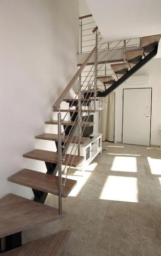 Escalier demi-tournant - GERANIO A - New Living srl - à marches en bois / structure en acier / contemporain