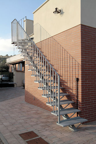Escalier droit - PRIMULA - New Living srl - à marches en métal / structure en métal / pour bâtiment tertiaire