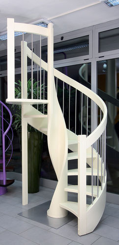 Escalier hélicoïdal - LILLA - New Living srl - à marches en bois / structure en bois / contemporain