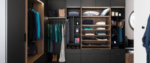 Dressing d'angle - COMME UN ÉCRIN - PERENE - mural / contemporain / en noyer