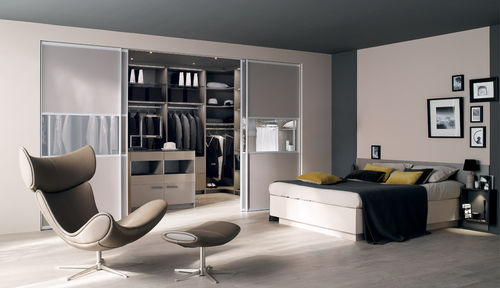 Dressing contemporain - ULTIME RAFFINEMENT - PERENE - en verre / en mélaminé / à portes coulissantes