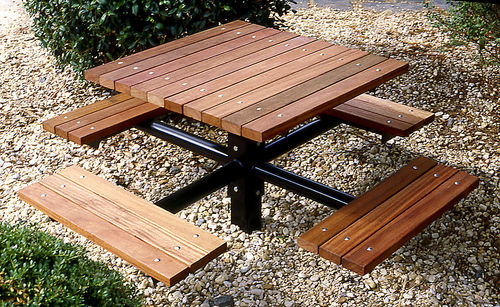 Table contemporaine - CP-4  - Victor Stanley - en acier / en plastique recyclé / avec piètement en acier