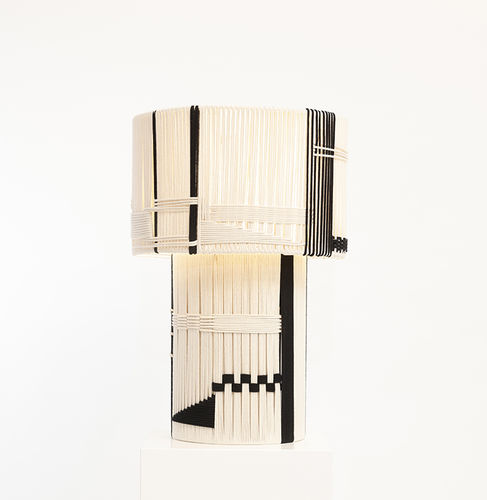 Lampe de table - CILINDRE JONIC - ICI ET LA - en métal peint / en corde / contemporaine