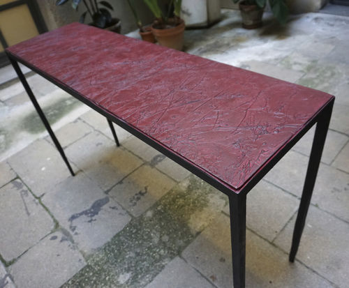 Console contemporaine - EMPREINTES BORDEAUX - ICI ET LA - en béton fibré / avec piètement en fer / rectangulaire