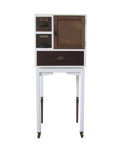 Commode sur pieds hauts - 223  - ICI ET LA - design original / en bois laqué / sur mesure