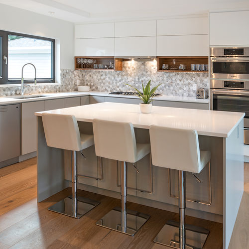 Cuisine contemporaine - CHELSEA - AYA kitchens - en bois / en PET / avec îlot