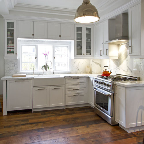Cuisine classique - SEAFORTH - AYA kitchens - en bois peint / avec îlot / avec poignée