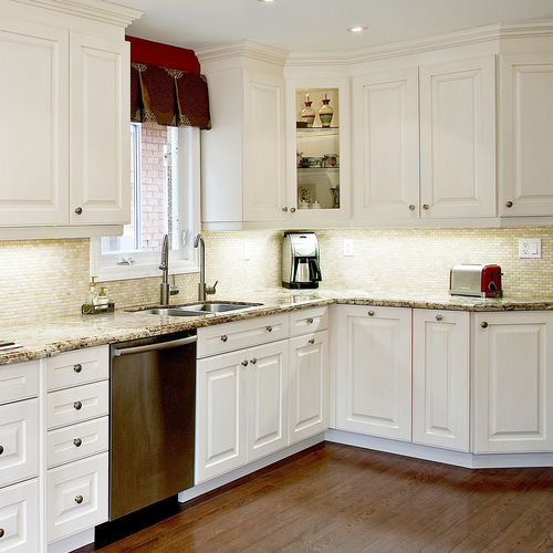 Cuisine classique - WINDSOR  - AYA kitchens - en bois peint / avec îlot / en L