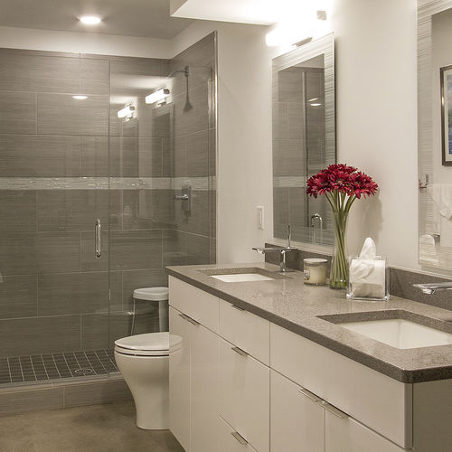 Salle de bain contemporaine - CHELSEA - AYA kitchens - en chêne / en bois peint