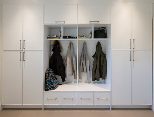Armoire murale - WINDERMERE - AYA kitchens - contemporaine / en bois peint / à portes battantes