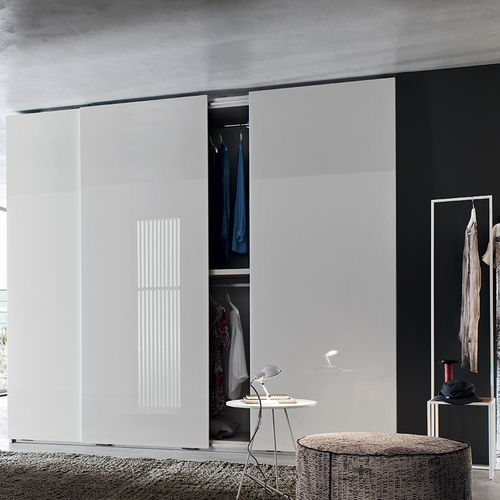 Armoire contemporaine - WALL - Maronese - en bois laqué brillant / en frêne / à porte coulissante
