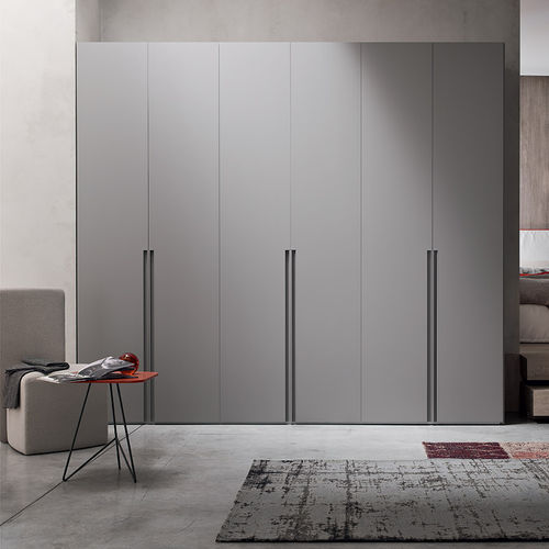 Armoire contemporaine - STEP MID - Maronese - en bois laqué / en chêne / à portes battantes