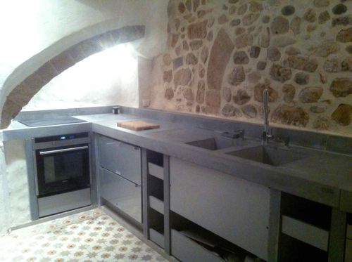 Cuisine contemporaine - EPAISSEUR 10 - BALIAN BETON Atelier - en béton bfuhp Ductal® / en acier / avec poignée