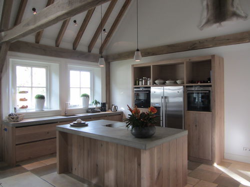 Cuisine contemporaine - TRADITIONNEL - BALIAN BETON Atelier - en bois / en béton bfuhp Ductal® / avec îlot